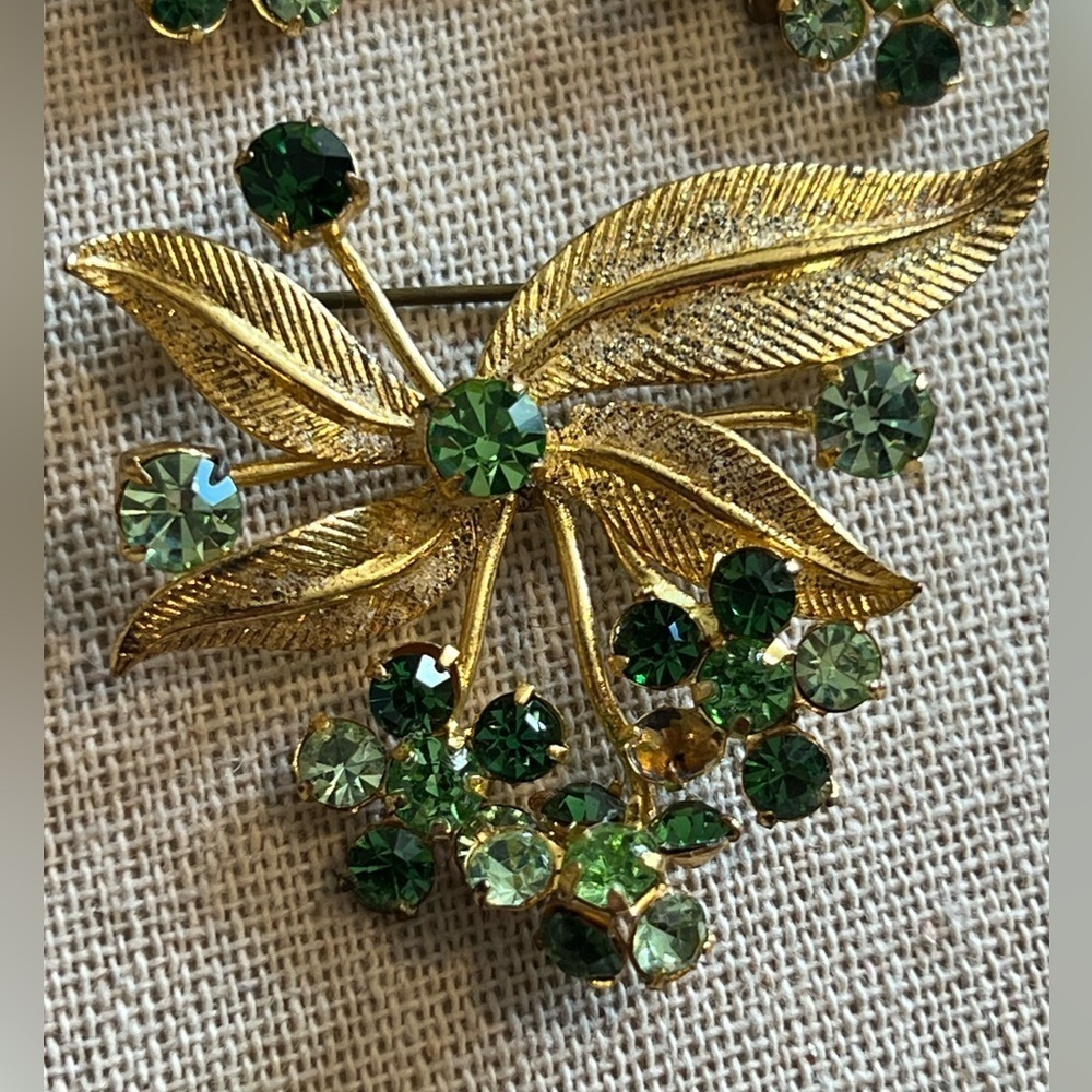Brooch and earrings Signed AUSTRIA Gold Tone green Flowers Vintage pin - Picture 2 of 5